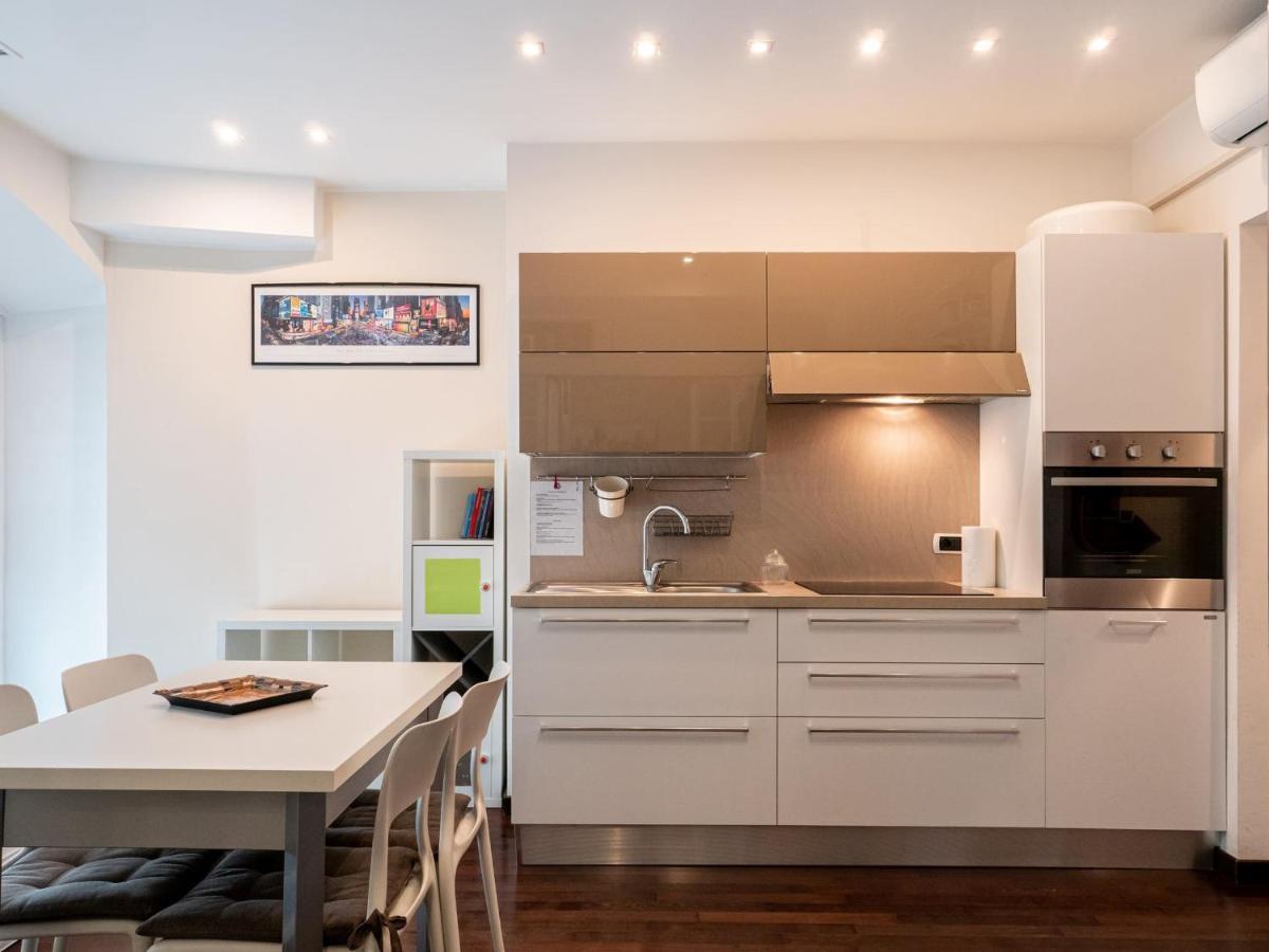 The Best Rent - Modern Duomo Apartment Milan Bagian luar foto