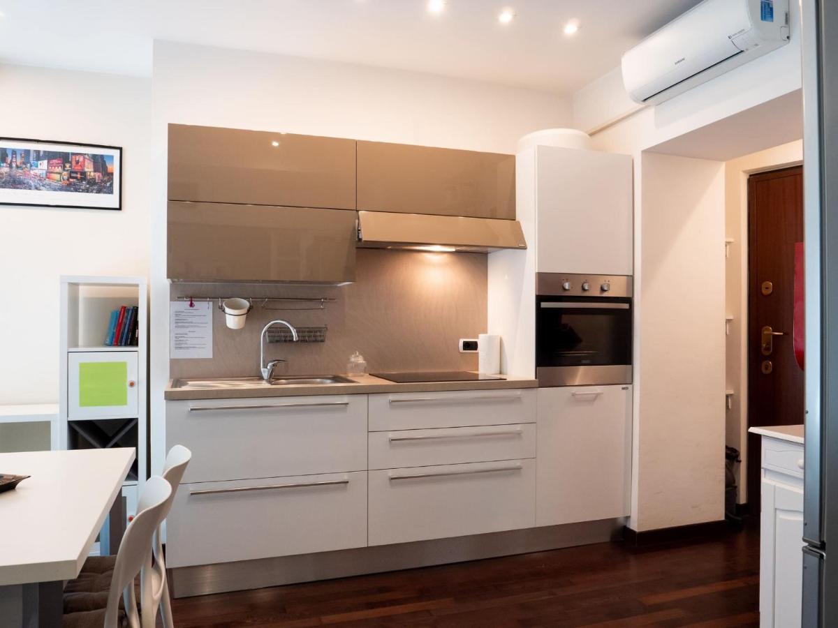 The Best Rent - Modern Duomo Apartment Milan Bagian luar foto