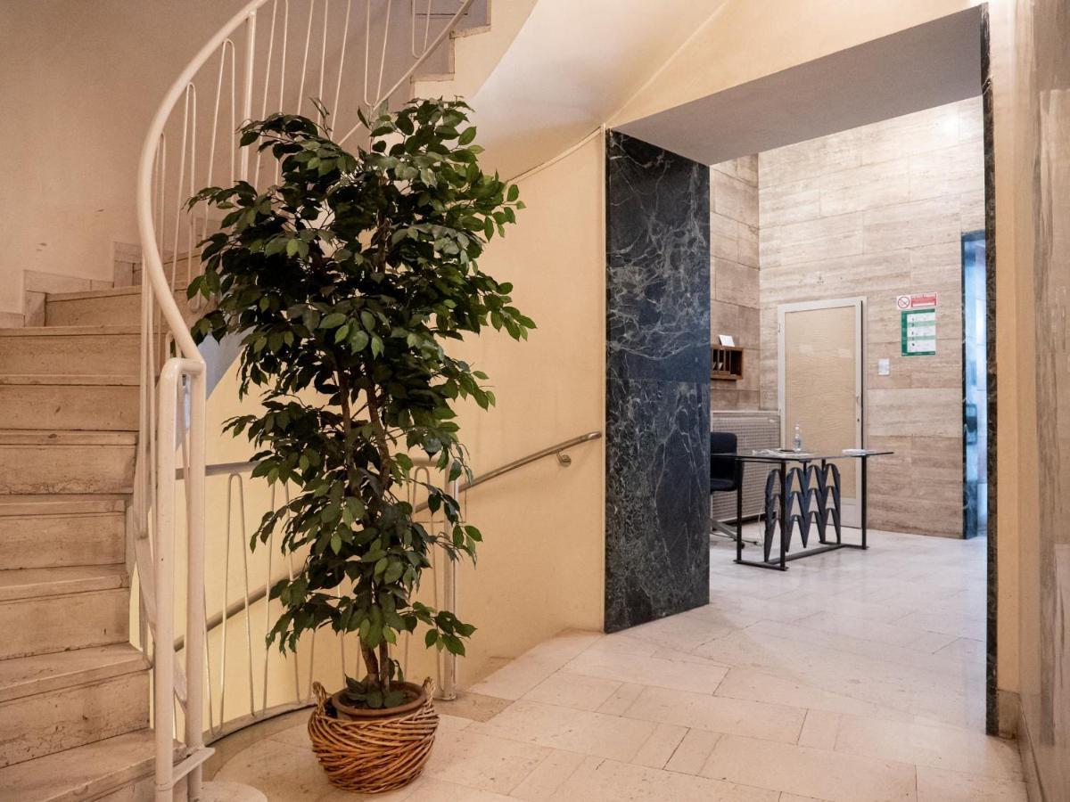 The Best Rent - Modern Duomo Apartment Milan Bagian luar foto