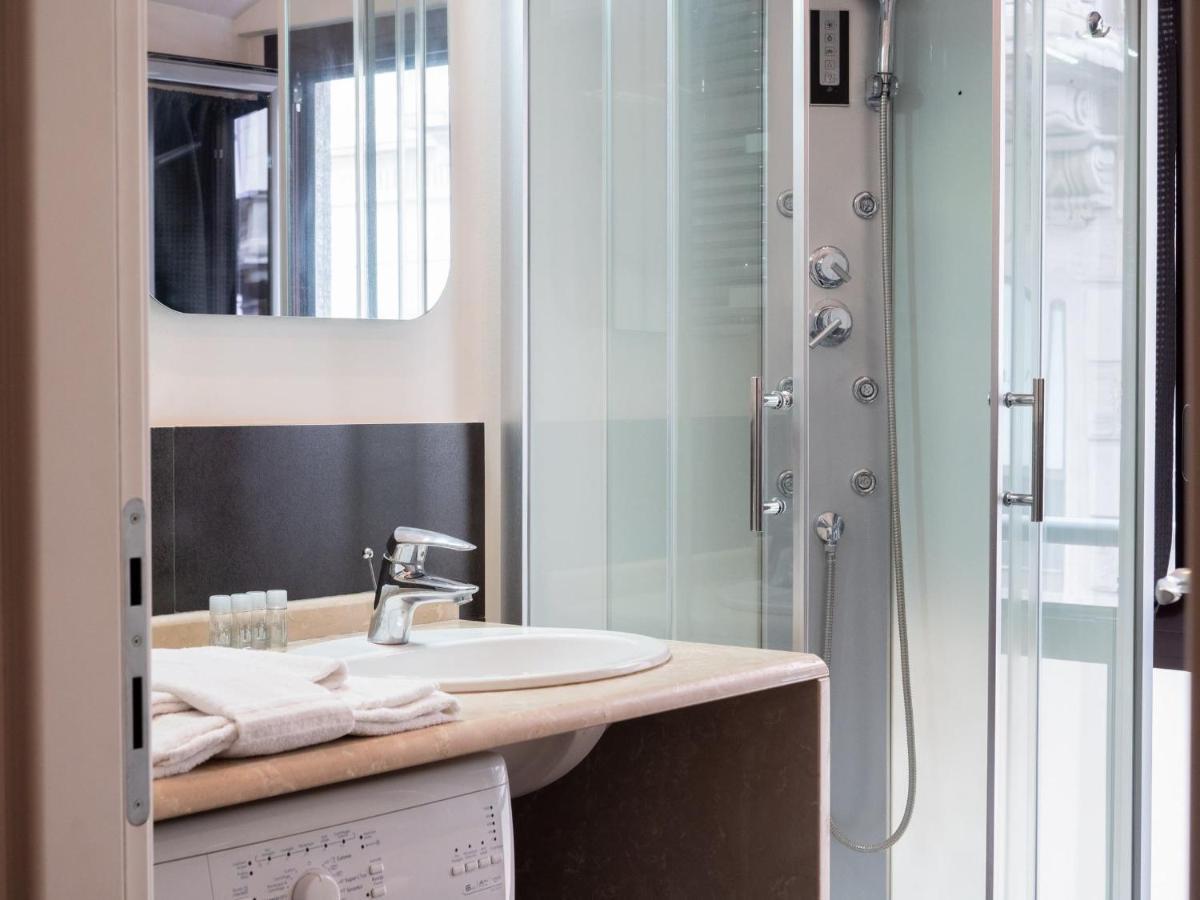 The Best Rent - Modern Duomo Apartment Milan Bagian luar foto